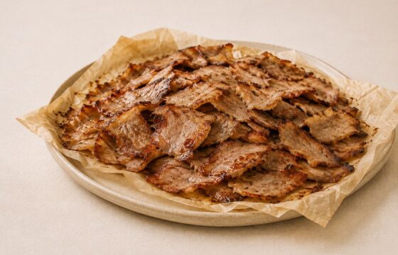 Kebab z piekarnika w papierze do pieczenia (parchment döner) – jak zrobić cienkie, przypieczone płaty mięsa bez rożna?